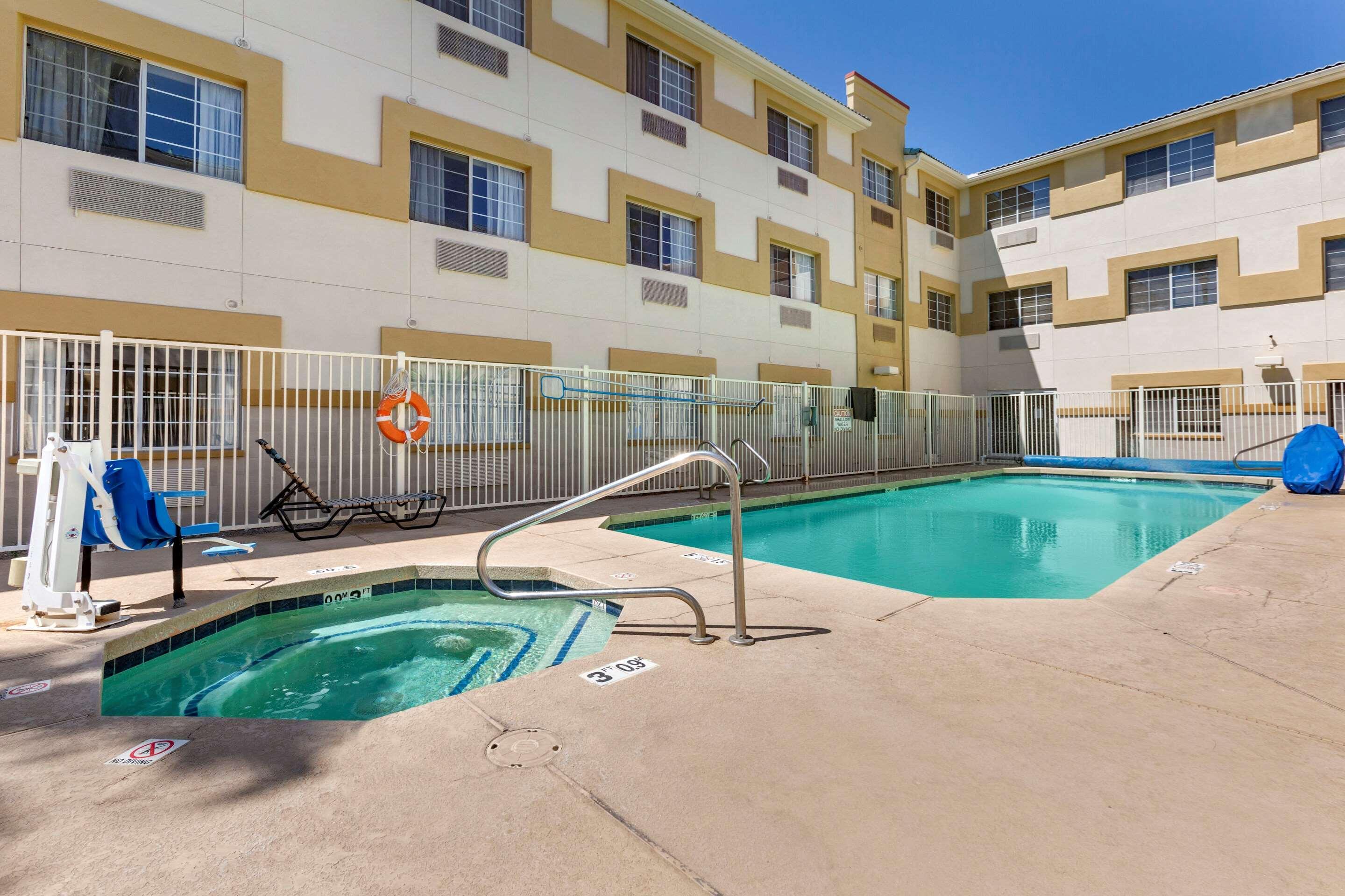 Comfort Suites Phoenix Airport Темпе Экстерьер фото