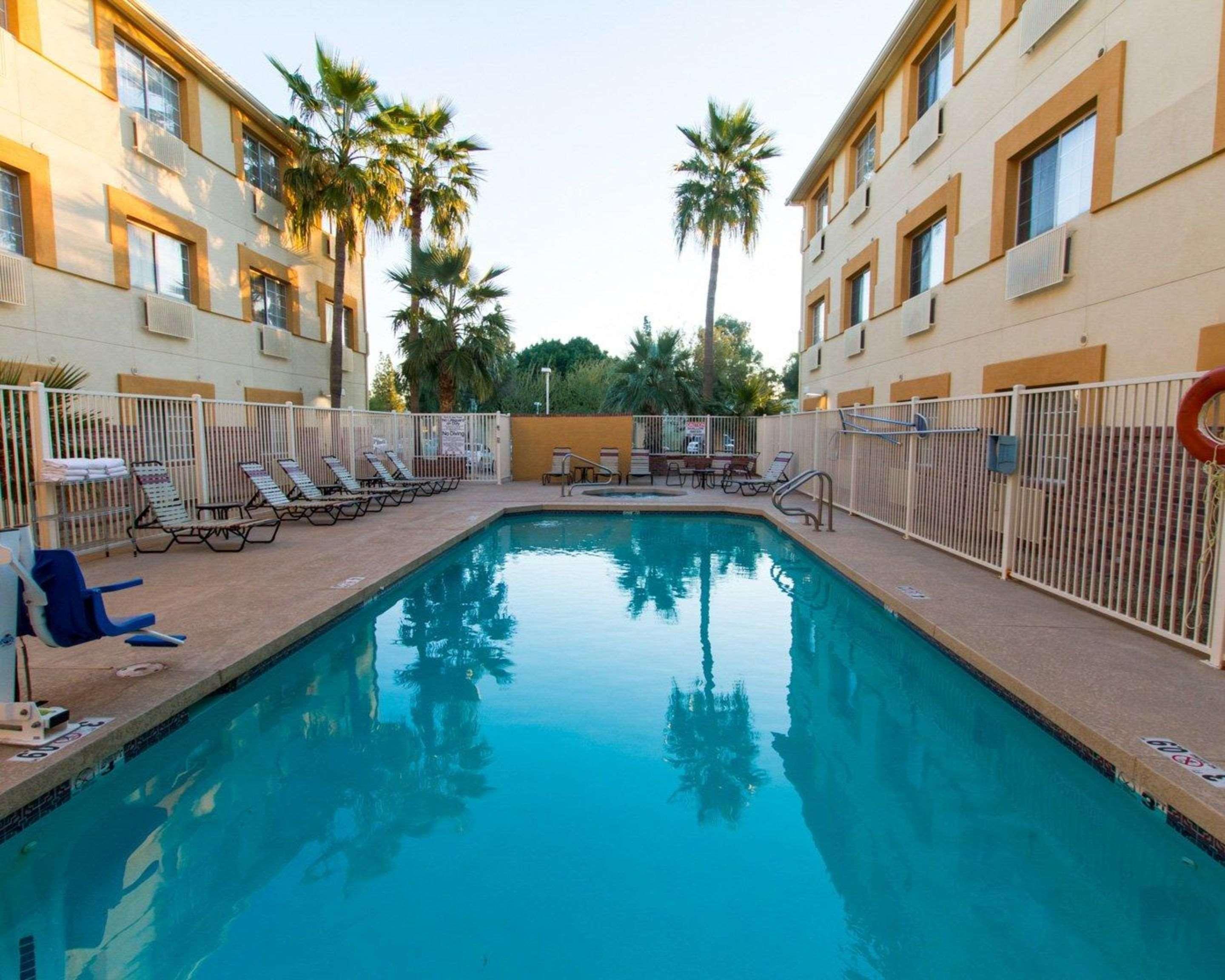 Comfort Suites Phoenix Airport Темпе Экстерьер фото